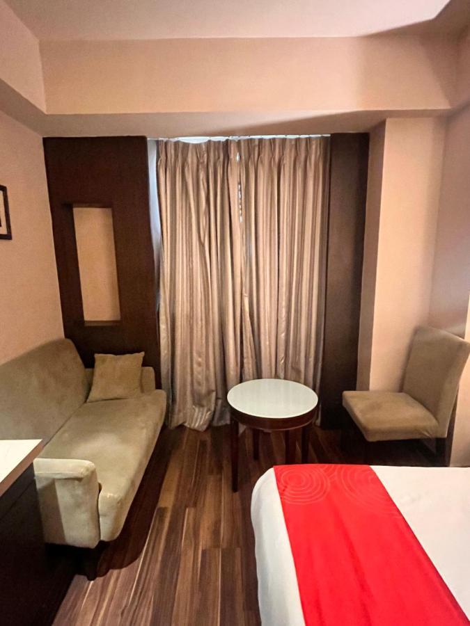 Krios Hotel - Near Sg Highway, 阿穆达巴 外观 照片
