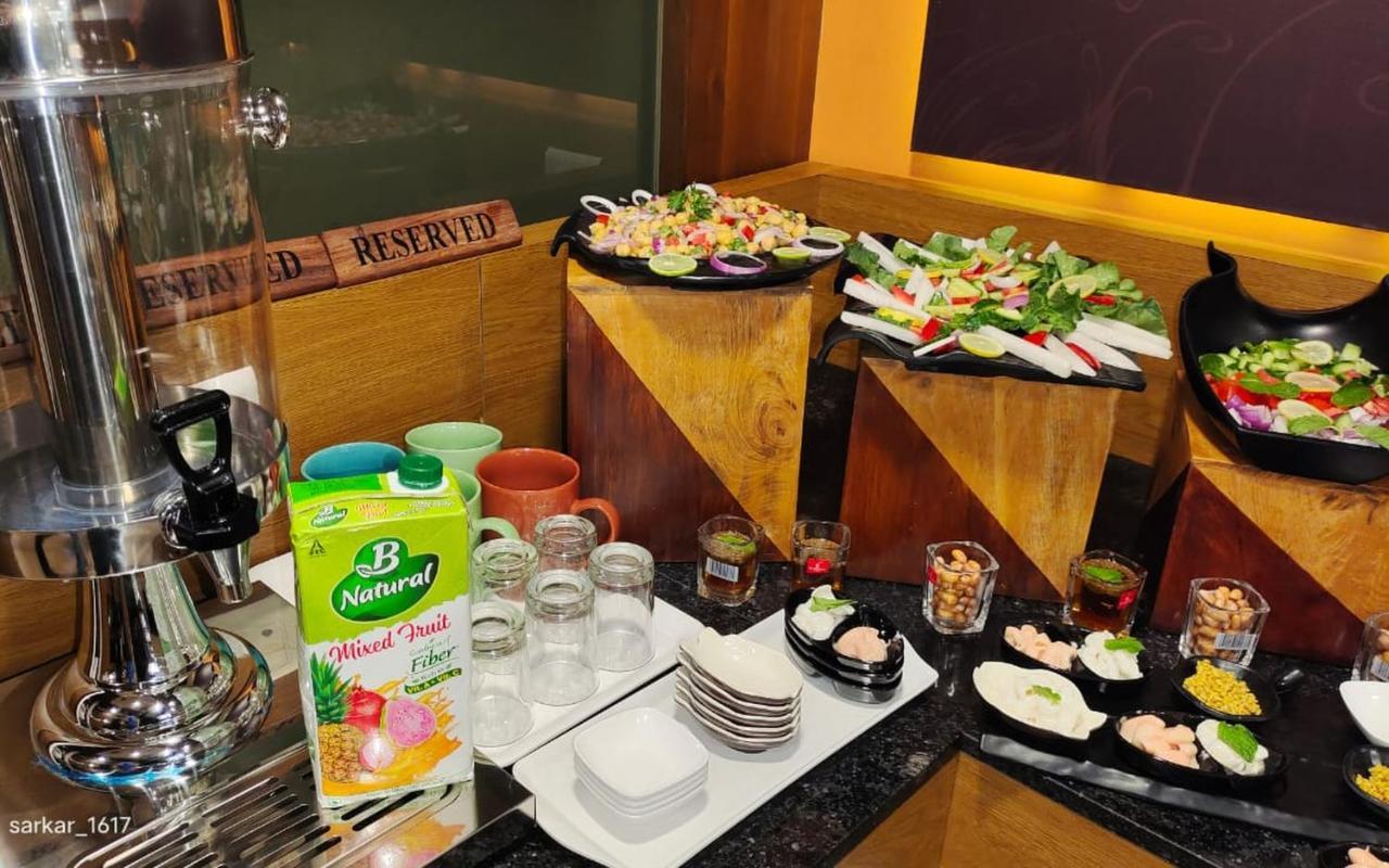 Krios Hotel - Near Sg Highway, 阿穆达巴 外观 照片