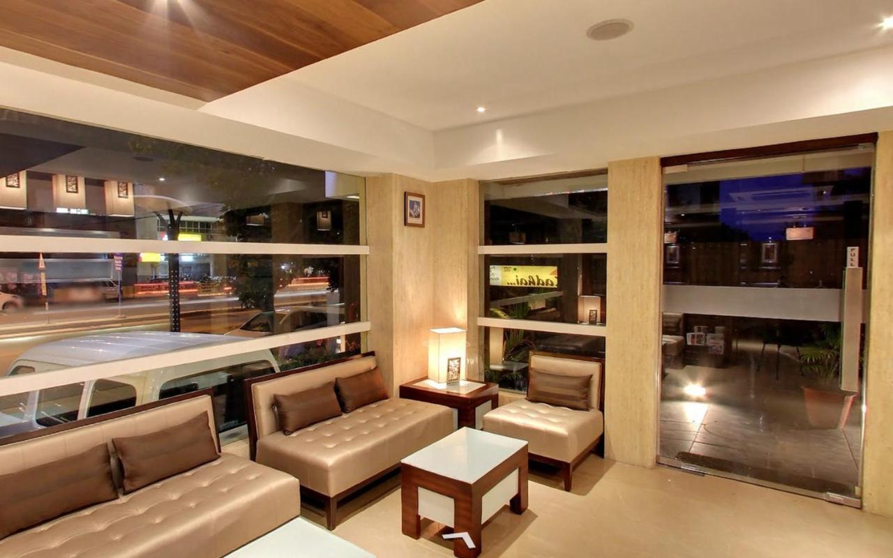Krios Hotel - Near Sg Highway, 阿穆达巴 外观 照片