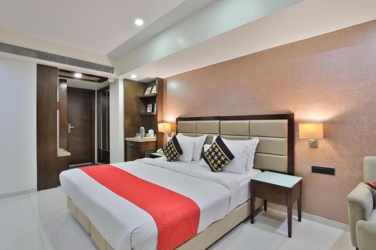 Krios Hotel - Near Sg Highway, 阿穆达巴 外观 照片