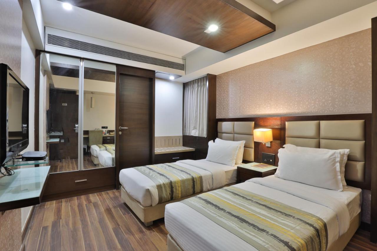 Krios Hotel - Near Sg Highway, 阿穆达巴 外观 照片