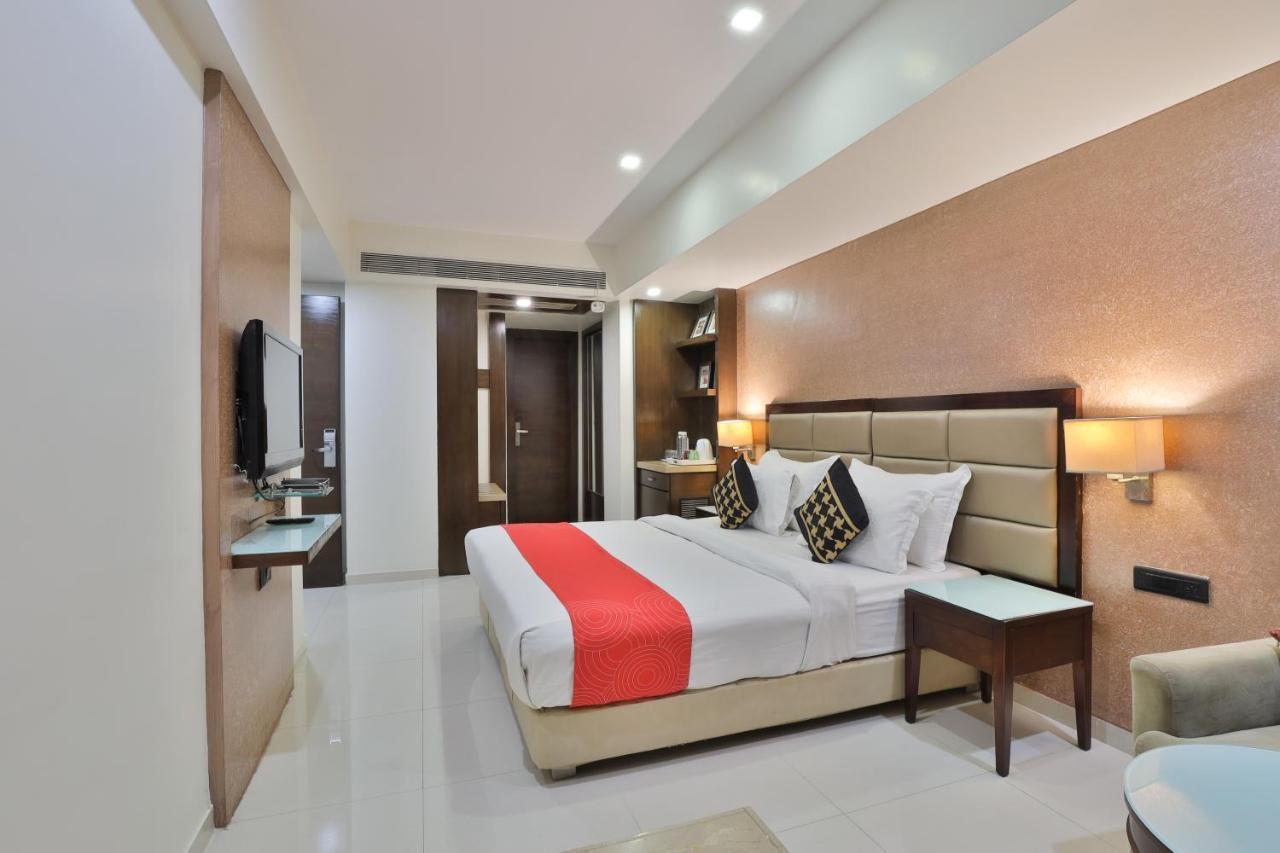 Krios Hotel - Near Sg Highway, 阿穆达巴 外观 照片
