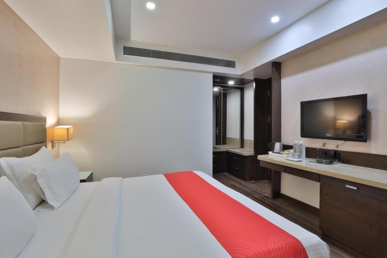 Krios Hotel - Near Sg Highway, 阿穆达巴 外观 照片