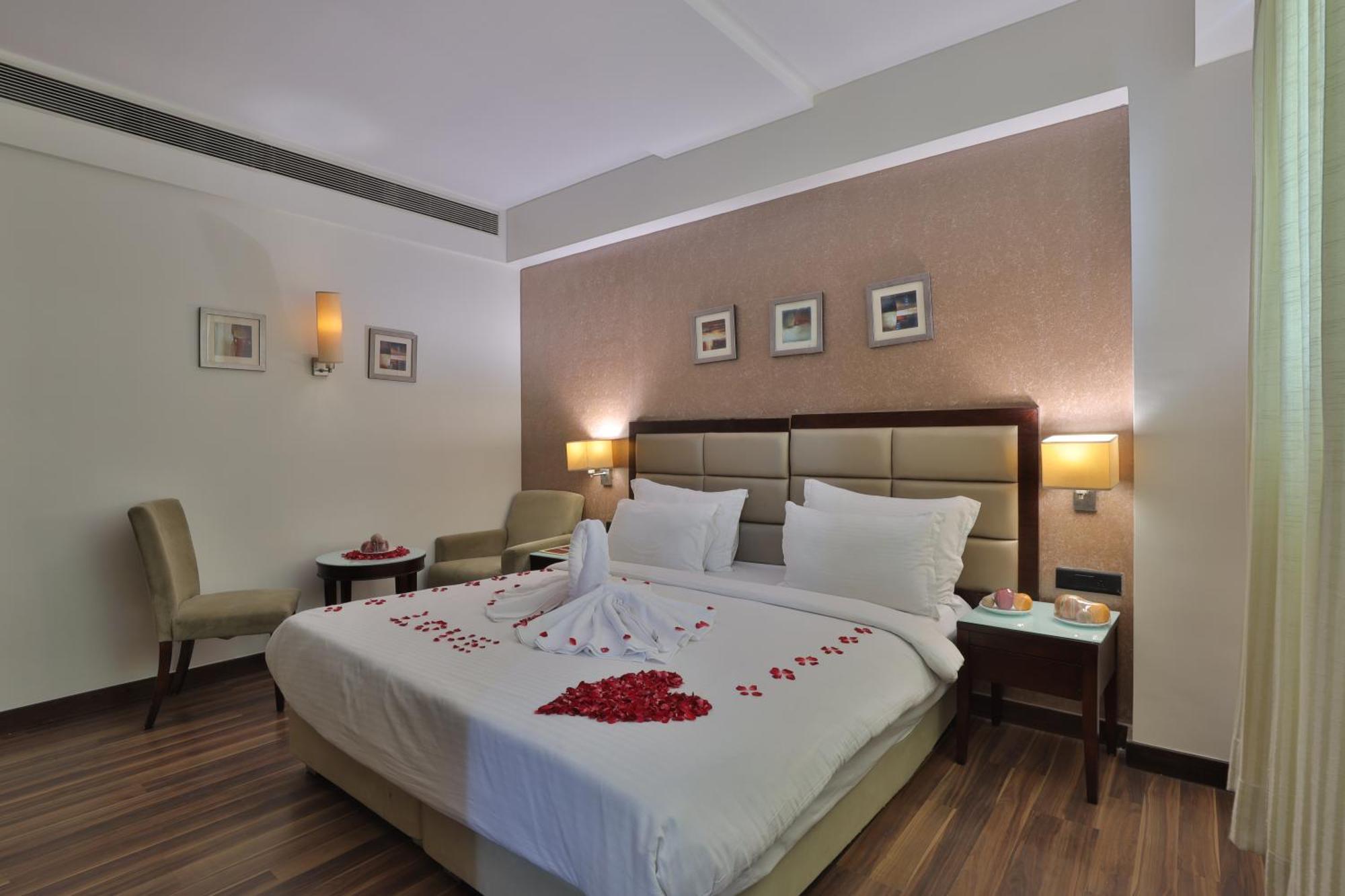 Krios Hotel - Near Sg Highway, 阿穆达巴 外观 照片