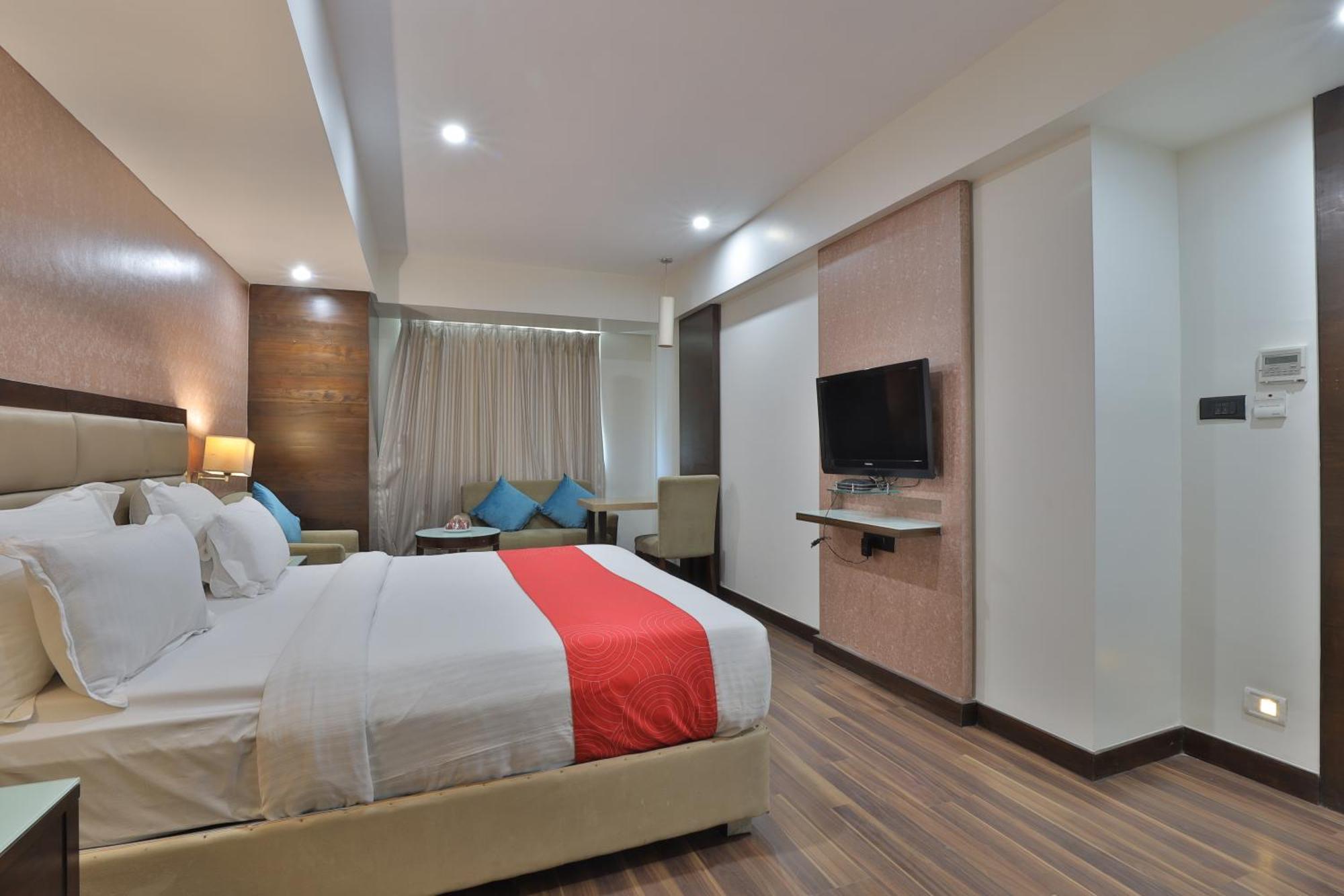 Krios Hotel - Near Sg Highway, 阿穆达巴 外观 照片