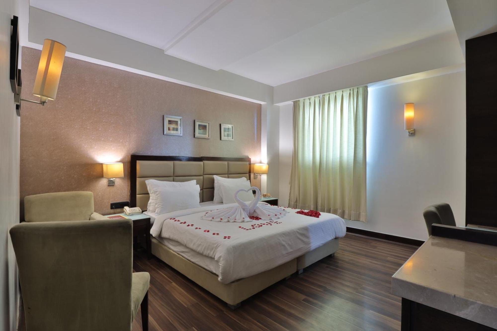 Krios Hotel - Near Sg Highway, 阿穆达巴 外观 照片