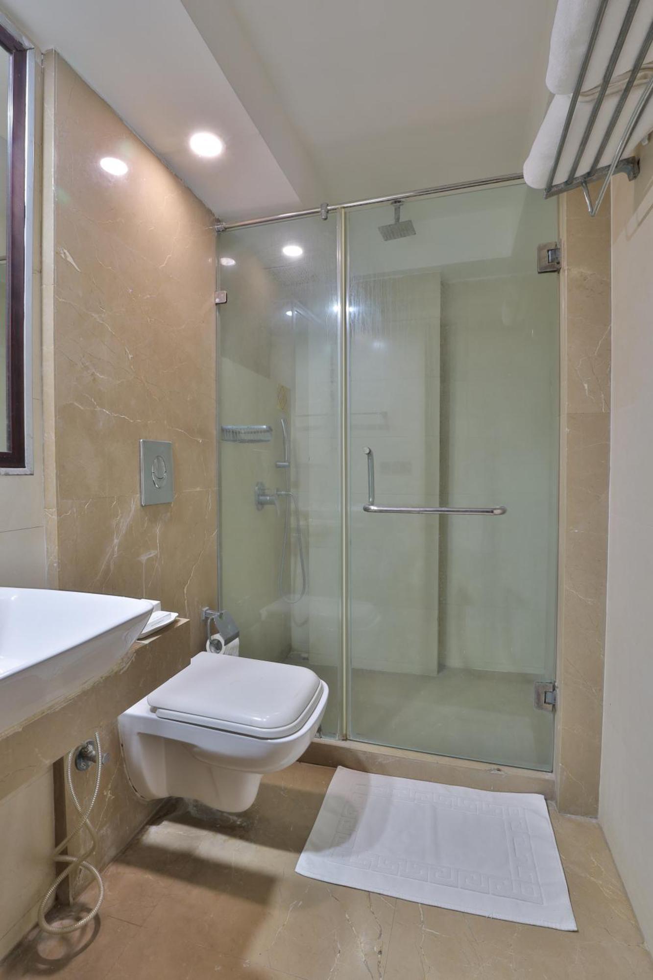 Krios Hotel - Near Sg Highway, 阿穆达巴 外观 照片