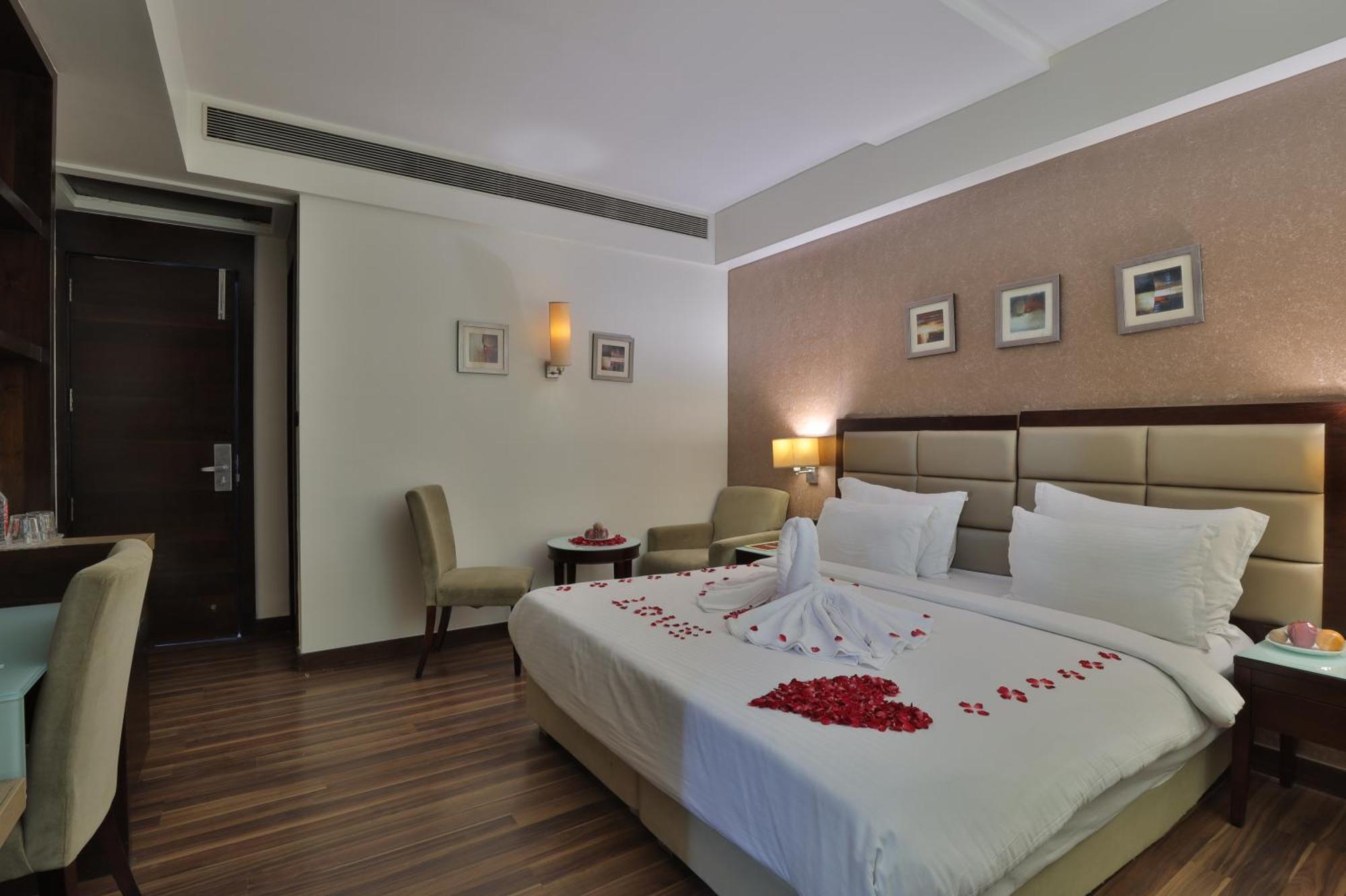 Krios Hotel - Near Sg Highway, 阿穆达巴 外观 照片