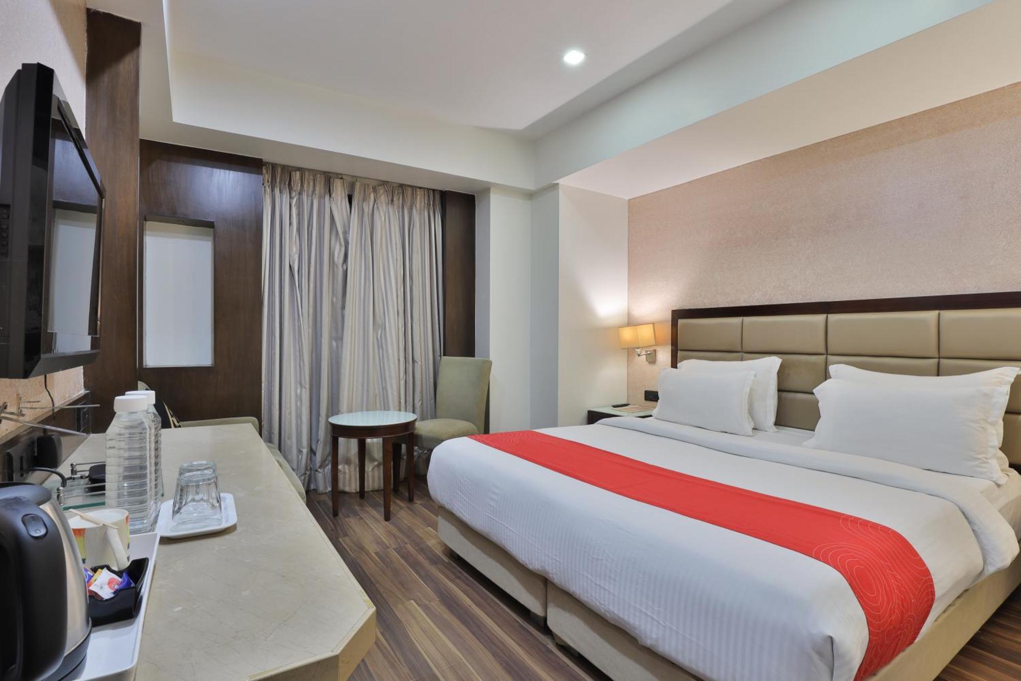 Krios Hotel - Near Sg Highway, 阿穆达巴 外观 照片