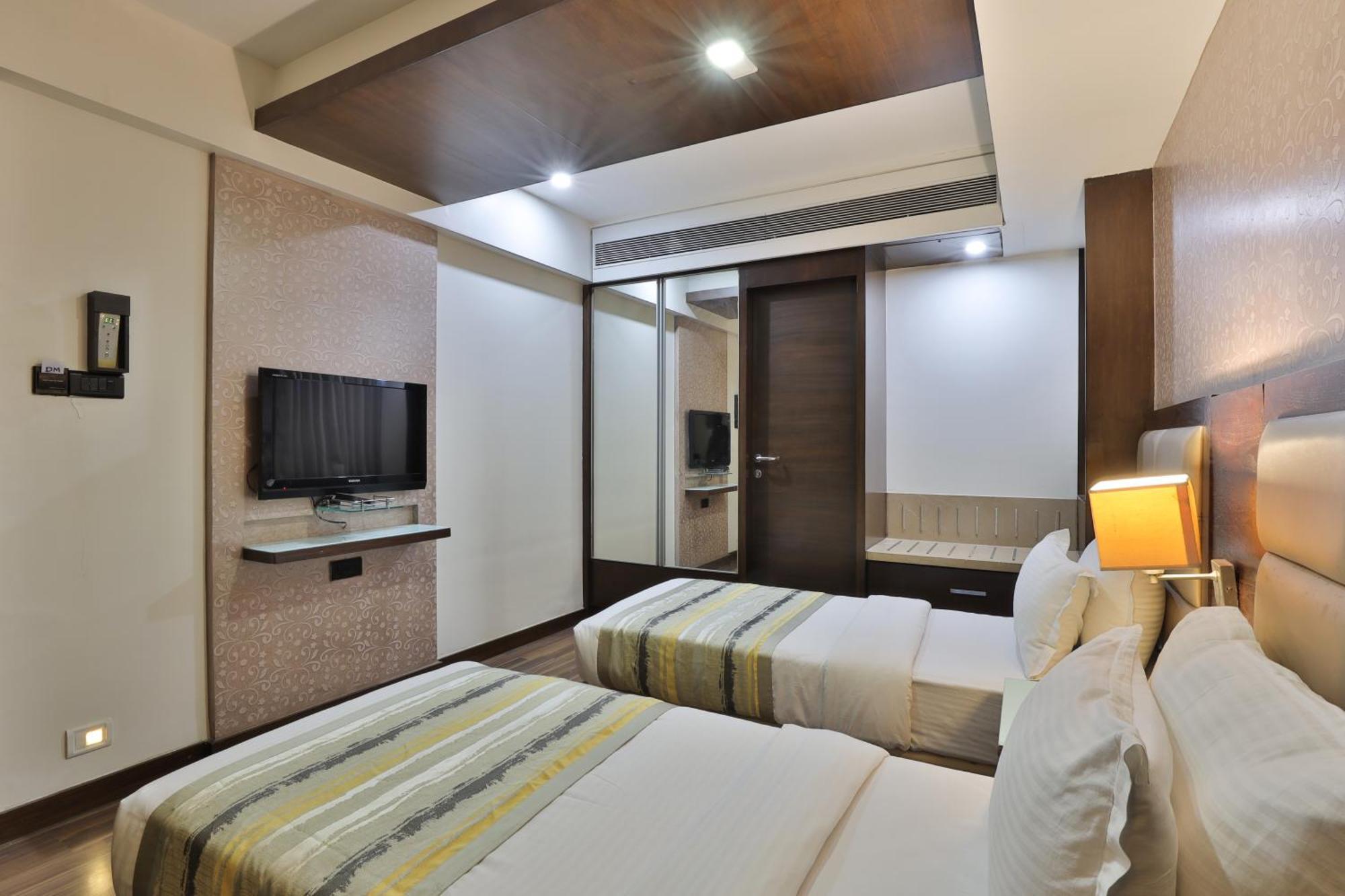 Krios Hotel - Near Sg Highway, 阿穆达巴 外观 照片